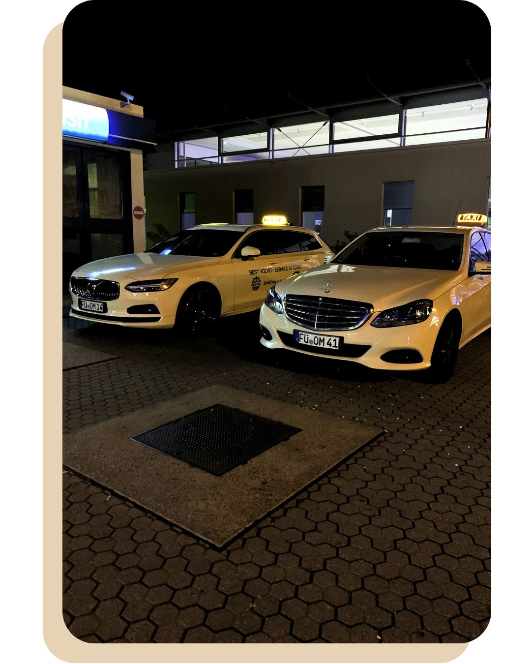 Zwei Taxi Fürth an der Tankstelle bei Nacht